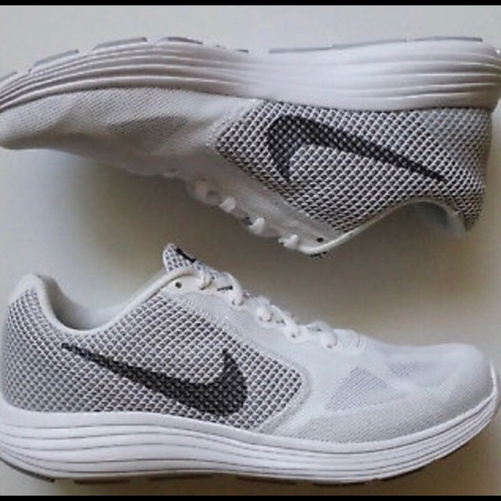 White nike shoes